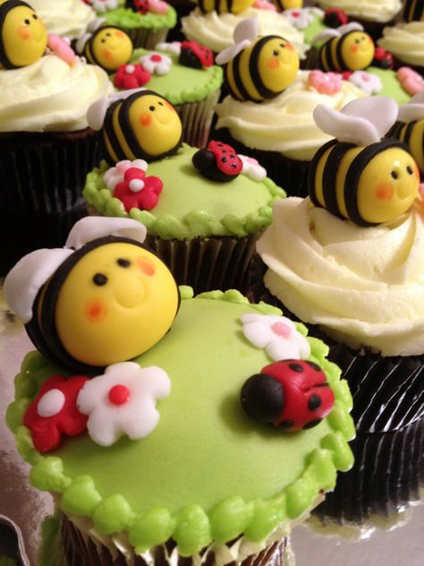 Insect Cupcakes, Sunshine Treats, Bumblebee Cupcakes, Bug Cupcakes, Novelty Cupcakes, Summer Cupcakes, Fake Bakes, Baking Stuff, Cupcake Wars