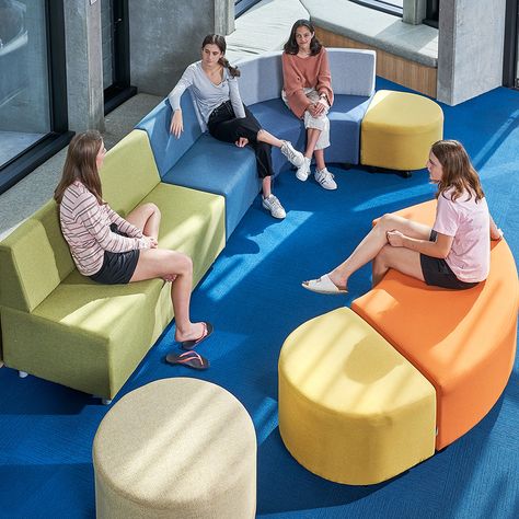 Senior students need the space to connect, collaborate and socialise. Base Collection can be reconfigured into smaller group combinations or joined together for larger meetings. Perfect for common spaces, atriums and meeting areas, Base Collection will bring students together in spaces they'll love. Common Area Design, School Computer Lab Design, Educational Furniture, Wings Concept, Campus Architecture, Study Lounge, Collaborative Furniture, Kindergarten Interior, Collaboration Area