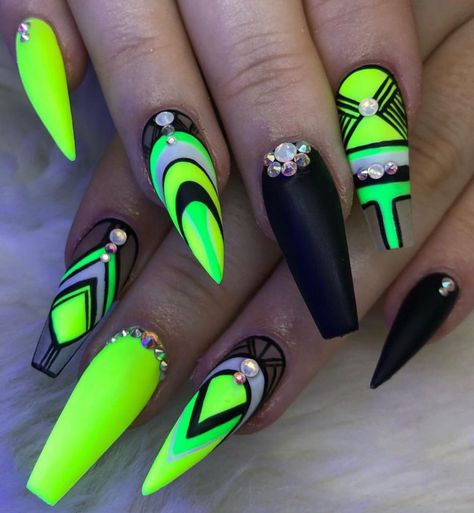 Wild Nail Ideas, Rave Nails, Lime Green Nails, Neon Green Nails, Glow Nails, Pretty Nail Art Designs, Crazy Nails, Black Nail Designs, Black Nail