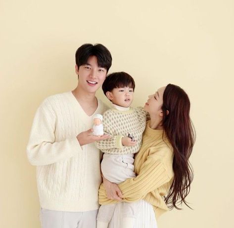 Korean Family Photo, Korean Family Aesthetic, Korean Family Photoshoot, Happy Family Aesthetic, Family Potrait, Family Photo Studio, Korean Photoshoot, Big Family Photos, Korean Couple Photoshoot