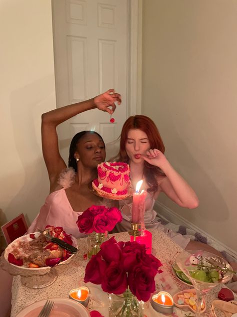 Bestie Valentines Day Photoshoot, Aesthetic Photos With Friends, Photoshoot Ideas With Friends, Heart Cake Aesthetic, Aesthetic Galentines, Bsf Poses, Dinner Photoshoot, Birthday Party With Friends, Galentines Ideas