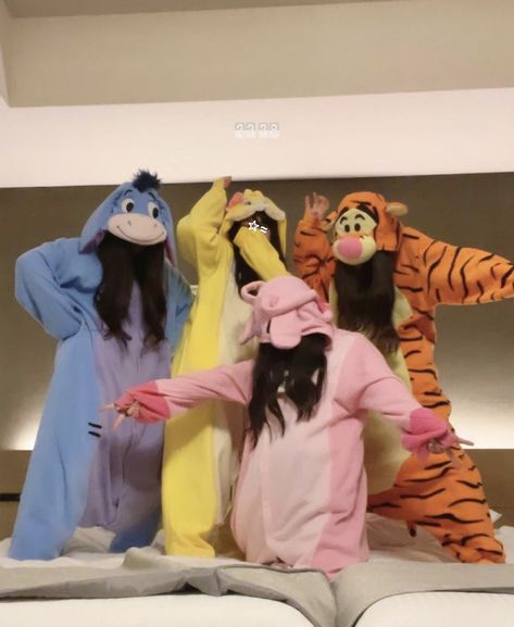 Sleepover Outfit, Cute Friend Poses, Group Picture Poses, Halloween Costumes 2022, Girl Sleepover, Friendship Photoshoot, Friend Pictures Poses, Desen Anime, Friend Poses Photography