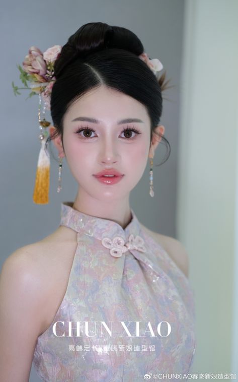 Chinese Wedding Makeup Brides, Sangjit Hairdo, Chinese Bridal Hair, Maquillaje Aesthetic, Tone Makeup, Wedding Makeup Bride, Chinese Makeup, Bridal Hairdo, Chinese Hairstyle