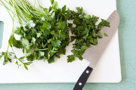 Preserve Cilantro, Freezing Cilantro, Store Fresh Herbs, Cilantro Recipes, Drying Cilantro, Preserving Herbs, How To Store, Kitchen Tips, Drying Herbs