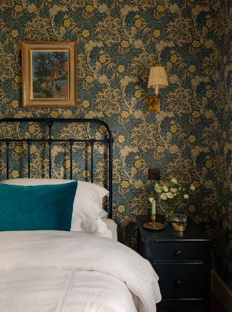 17 William Morris wallpaper and fabric design ideas from the House & Garden archive | House & Garden Charlotte Boundy, Vineyard Wallpaper, 17th Century House, Woodland Bedroom, Oval Room Blue, William Morris Wallpaper, Bedroom Victorian, English Interior, Morris Wallpapers