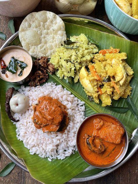 Kerala Meals, Curry Meals, Kashmiri Chilli, Prawn Dishes, Veg Food, Coconut Sauce, Kerala Food, Fish Curry, Curry Leaves