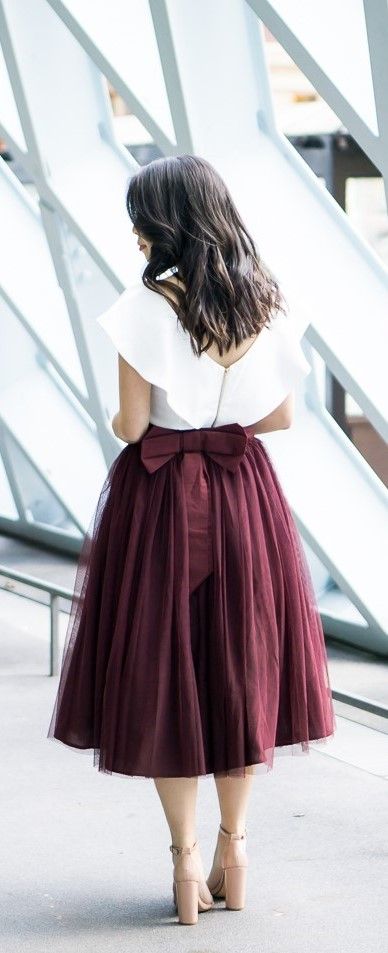 Bow tulle skirt, ruffle crop top, holiday outfit, petite fashion blog, Seattle Public Library, http://www.justatinabit.com/2016/10/bow-tulle-skirt.html Tutu En Tulle, Tulle Skirts Outfit, Fancy Christmas, Erin Sanders, Long Tutu, House Planning, 2020 Style, Persian Fashion, Skater Skirts