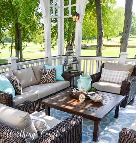 When creating an inviting outdoor space, arrange furniture so that it takes advantage of the view. Berms Landscaping, Screened Patios, Outdoor Sunroom, Screened Porch Decorating, Deck Decor, Spring House, Potted Flowers, Porch Furniture, Deck Decorating Ideas