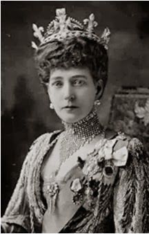 Queen Alexandra with The Malteser Tiara (she is also wearing Queen Victoria's Small Diamond Crown) Alexandra Of Denmark, Royal Jewellery, Queen Alexandra, Royal Crowns, Royal Tiaras, Elisabeth Ii, Princess Alexandra, Princess Elizabeth, Diamond Crown