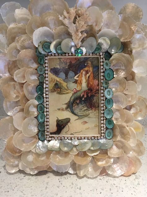 Jingle Shell Art, Jingle Shell Crafts, Seashell Arrangements, Sea Shell Picture Frame, Shell Picture Frame, Mary Shelly, Jingle Shells, Seashell Picture Frames, Ocean Room Decor