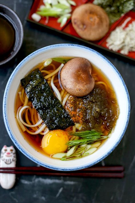 Udon Soup Recipe, Kake Udon, Udon Noodles Recipe, Udon Soup, Asian Soup Recipes, Udon Noodle Soup, Udon Noodle, Easy Japanese Recipes, Mapo Tofu