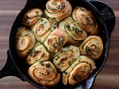 Ree Drummond Ranch, Ranch Rolls, Garlic Rolls Recipe, Branson Christmas, Pizza Pie Recipe, Garlic Ranch, Ree Drummond Recipes, Garlic Rolls, Dry Ranch Seasoning