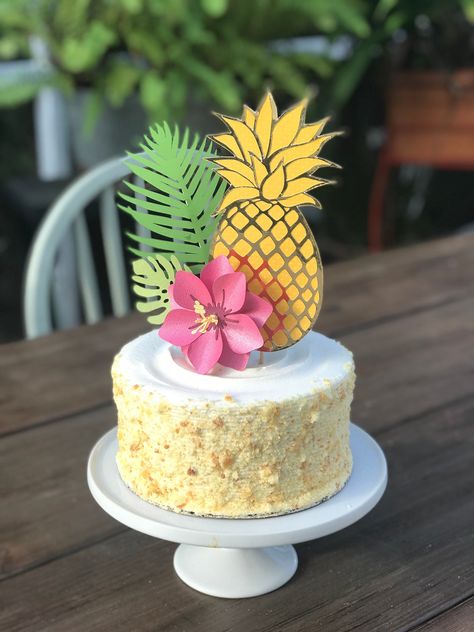 Pineapple Cake Topper, Luau Party Food, Tropical Cake, Tropical Birthday Party, Pineapple Birthday, Aloha Party, Hawaiian Party Decorations, Luau Birthday Party, Hawaiian Birthday Party