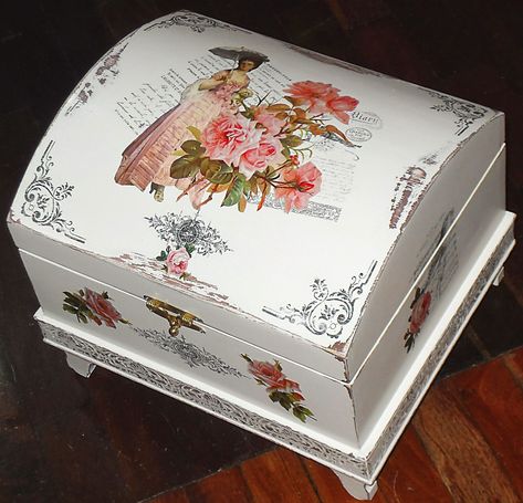 #wedding #wrappinggifts #giftwrappingservice # gifttags #giftpackaging #giftsforfriends #presents Jewelry Box Makeover, Decoupage Wood, Painted Jewelry Boxes, Napkin Decoupage, Decoupage Diy, Decoupage Furniture, Stencil Furniture, Decoupage Box, Shabby Chic Crafts