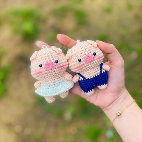 Couple Crochet Keychain, Crochet Keychain For Boys, Crochet Pig Keychain, Free Crochet Keychain, Crochet Couple, Keychain For Boys, Crochet Pig Pattern, Couple Crochet, Crochet Keychain Patterns