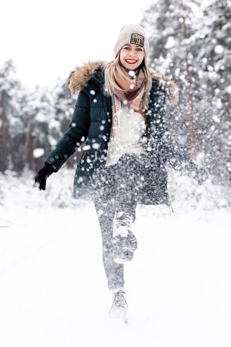 Zhest Photo Snow, Photography Snow Ideas, How To Pose In Snow Picture Ideas, Posing In Snow, Photography Poses In Snow, Photography In Snow Ideas, Snow Portraits Women, Pose In Snow Photo Ideas, Photos In Snow Ideas