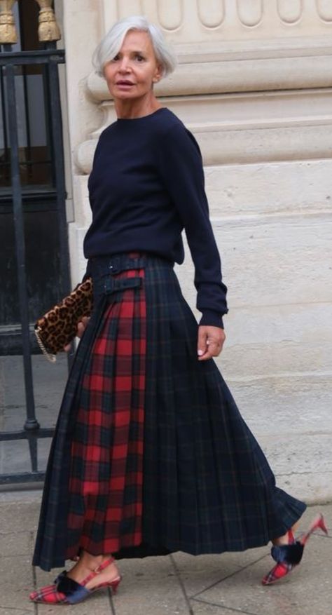 Tartan Skirt Street Style, Womens Kilt Outfit, Quilted Skirt Outfit, Tartan Skirt Outfit Winter, Tartan Outfit Women, Plaid Skirt Outfit Fall, Tartan Skirt Outfit, Tartan Skirts, Tartan Fashion