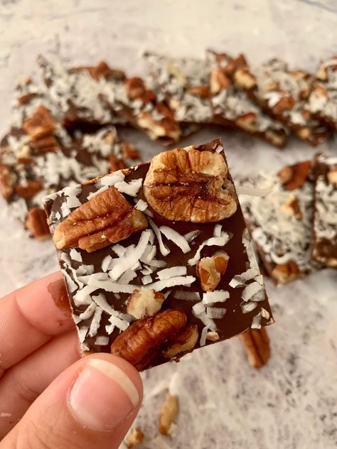 Keto Chocolate Pecan Bark Pecan Bark Recipe, Carb Friendly Desserts, Low Carb Fall Desserts, Keto Bark, Pecan Bark, Bark Recipes, Low Carb Candy, Clean Dessert, Paleo Cookies