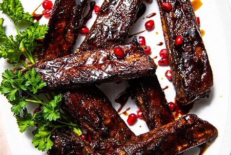 Pomegranate Balsamic Glazed Ribs (Oven Baked!) Ribs Oven Baked, Glazed Ribs, Spinach Stuffed Shells, Potatoes Easy, Pork Spare Ribs, Baked Ribs, Scalloped Potato Recipes, Ribs On Grill, Braised Short Ribs