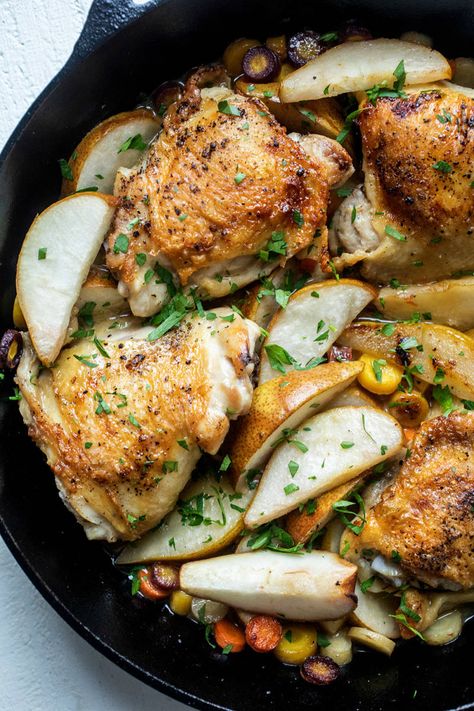 Braised Chicken Thighs with Pears Healthy Braised Recipes, Pear Chicken Recipes, Pear Chicken, Chicken And Pears Recipes, Savory Pear Recipes, Braising Recipes, Braised Chicken Thighs, Easy Skillet Meals, Sliced Pears