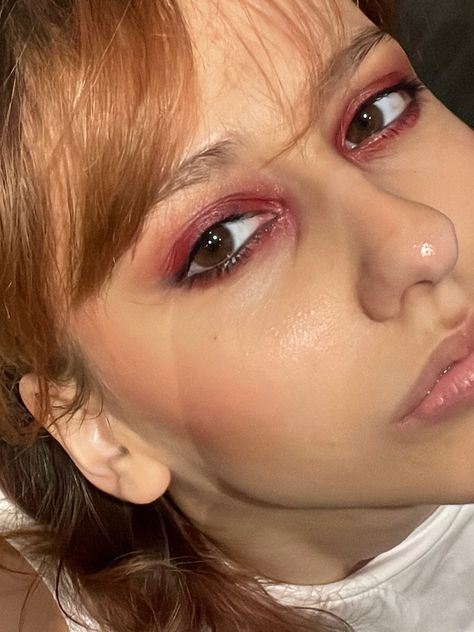 Brown Eyes Red Eyeshadow, Red Eyeshadow Grunge, Solid Eyeshadow Look, Red Eyeshadow Brown Eyes, Subtle Red Makeup Looks, Red Under Eye Makeup Looks, Red Eyeshadow Simple, Dark Red Eyeshadow Looks, Red Eye Makeup Simple