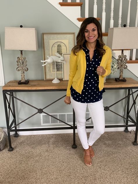 Business Casual Spring Outfits For Women, Yellow And Navy Blue Outfits, Yellow Shirt Outfit Women, Spring Interview Outfit, Spring Outfits Work, Polka Dot Shirt Outfit, Spring Work Outfits For Women, Spring Outfits For Work, Outfits For Interview