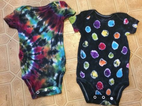 Cute tie dye onesies! Tie Dye Onesies, Baby Onesies Diy, Onesie Pattern, Tie Dye Shirts Patterns, Tye Dye Patterns, Diy Tie Dye Designs, Tie Dye Patterns Diy, Cute Tie Dye, Diy Tie Dye Shirts