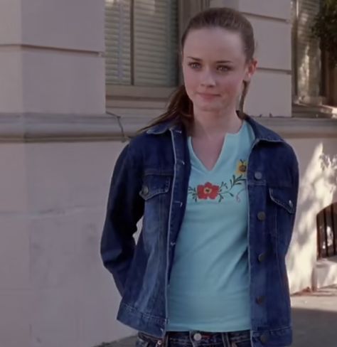 Rory Gilmore Denim Jacket, Rory Reading, Downtown Y2k, Gilmore Style, Rory Gilmore Style, Gilmore Girls Outfits, Gilmore Girls Seasons, 00s Style, Vintage Friends