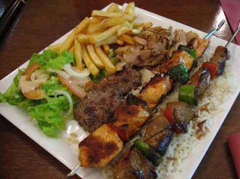 plat grillade mixte Iraqi Dishes, Arab Food, Recipes Written, Iraqi Food, Arabic Recipes, Light Food, Cooking Recipe, Middle Eastern Recipes, World Recipes