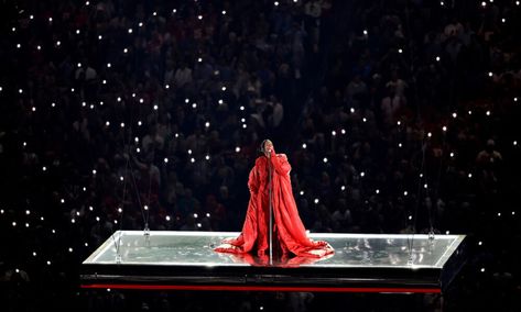 Rihanna made history on Sunday night with her Apple Music Halftime Show: Not only did she usher in a new era of halftime history with an epic, career-spanning performance, but she also had a historic night on Apple Music. Sunday was Rihanna’s biggest day in Apple Music history by streams worldwide. It was also her […] Rihanna Tour, Rihanna Kanye West, Black Sitcoms, Rihanna Song, Comedy Scenes, We Found Love, Halftime Show, Vision Board Pictures, All Of The Lights