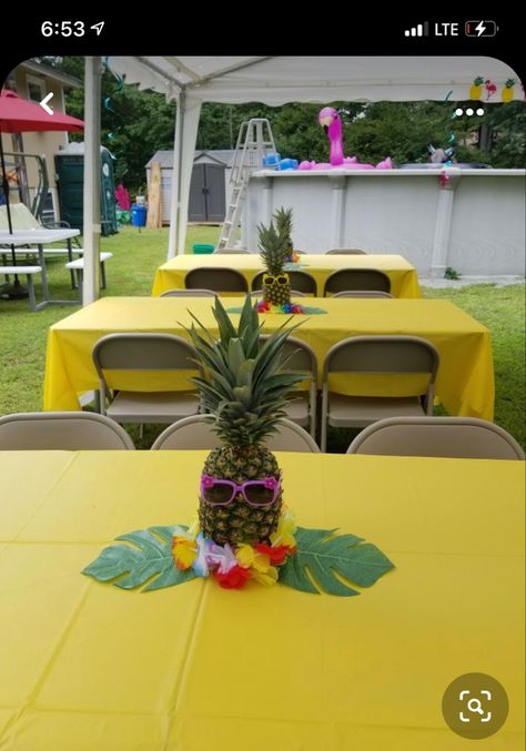 Hawaii Ideas Party, Simple Luau Decorations, 40th Hawaiian Birthday Party, Hawaii Party Table Decorations, Aloha Party Decorations Hawaiian Luau, Hawaiian Decorations Party, Luau Party Center Piece Ideas, Hawin Theme Party, Beach Theme Party Table Decor