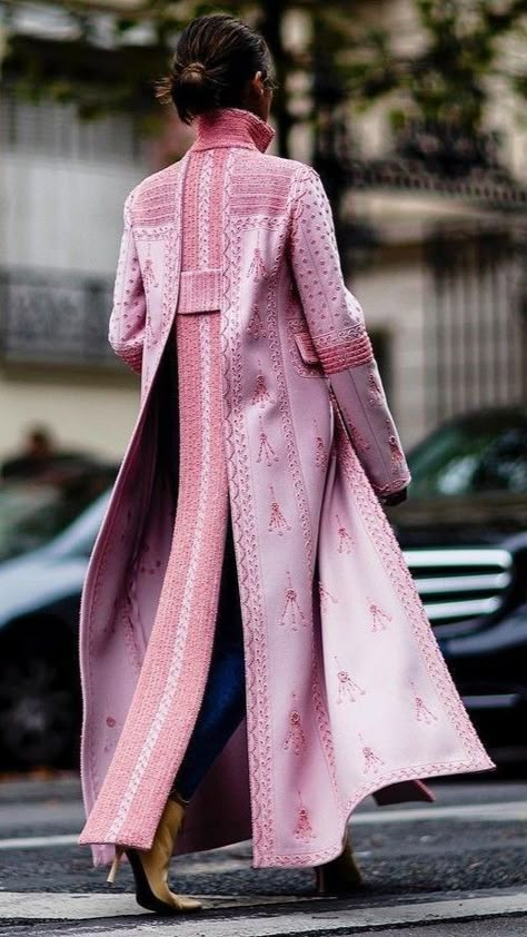 Fall Fashion Coats, Mode Kimono, Coat Outfit, Pink Coat, Looks Street Style, Mode Inspo, Abayas Fashion, Abaya Fashion, Fashion Week Street Style