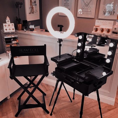 Makeup Artist On Set, Makeup Stylist Aesthetic, Hair And Makeup Artist Aesthetic, Celebrity Makeup Artist Aesthetic, Makeup Artist Mood Board, Movie Makeup Artist Aesthetic, Makeup Artist Uniform Ideas, Traveling Cosmetologist, Makeup Artist Aesthetic Vision Board