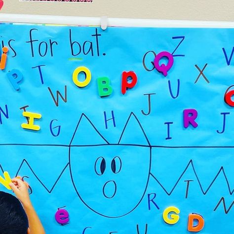 Karan Hussman on Instagram: "An easy set up each week that you can do with butcher paper! My kids need that extra movement so I made them a butcher paper activity, taped it to my white board, threw out some magnetic letters on a table and they had to grab a letter and walk over to find it on the board. Letter recognition✅ Movement ✅ Easy and free set up ✅" Halloween Butcher Paper Activities, Fall Butcher Paper Activities Preschool, Butcher Paper Activities Kindergarten, Butcher Paper Activities Preschool, Small Group Activities Preschool, Paper Activities, Paper Activity, Halloween Activities Preschool, Letter Recognition Activities