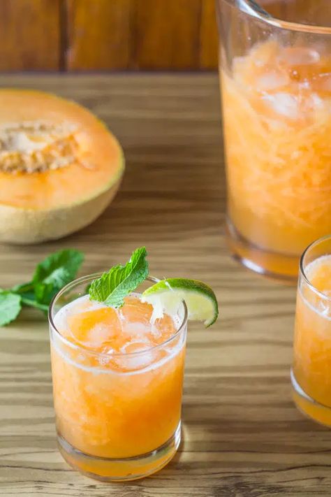 Melon Drink (Cantaloupe Drink) - Salu Salo Recipes Muskmelon Juice, Cantaloupe Drink, Melon Drink, Melon Lemonade, Popular Summer Drinks, Melon Recipes, Infused Waters, Recipes To Try, Sweet Smell