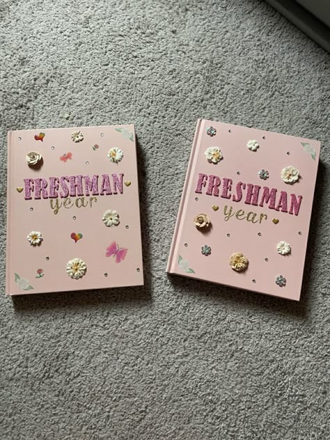 Freshman Year Memory Book, High School Photo Album Ideas, Scrapbooking High School Years, Scarp Booking Ideas Aesthetic For School, Freshmen Box Ideas, High School Scrapbook Ideas Freshman, Freshmen Year Memory Box Ideas, Scrapbook Ideas Highschool, Freshman Year Scrapbook