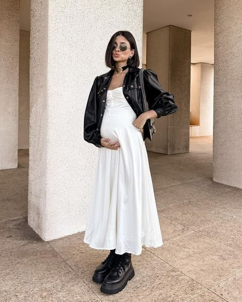 50 Cute Pregnancy Outfits To Try While You Can Maternity Grunge Outfit, Maternity Concert Outfit Winter, Edgy Pregnant Outfits, Maternity Outfits Going Out, Maternity Outfits Grunge, Outfit Ideas Pregnant Summer, Nyc Maternity Style, Dark Academia Maternity Outfits, Tshirt Maternity Outfit