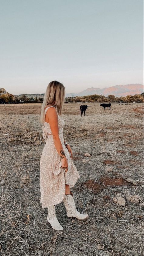 Out West Photoshoot, Vineyard Tour Outfit, Cute Country Outfits Dresses, Slightly Country Outfits, Modern Farm Outfit, Cute Country Instagram Pictures, Feminine Country Aesthetic, Classy Country Aesthetic, Country Dress Aesthetic