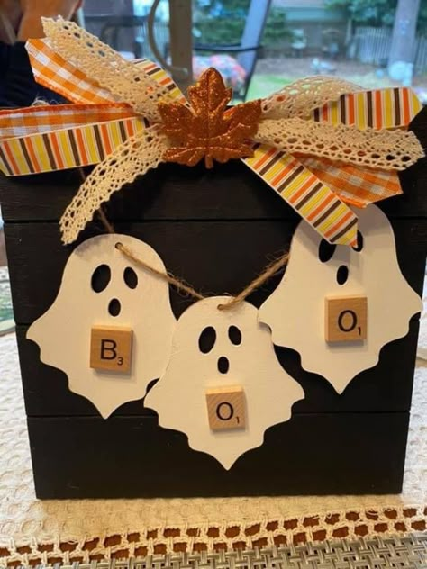 Diy Dollar Tree Halloween Crafts, Dollar Store Halloween Crafts, Spooky Activities, Crafts Diy Easy, Halloween Plaque, Fun Diy Halloween Decorations, Moldes Halloween, Halloween Crafts Diy, Dollar Tree Halloween