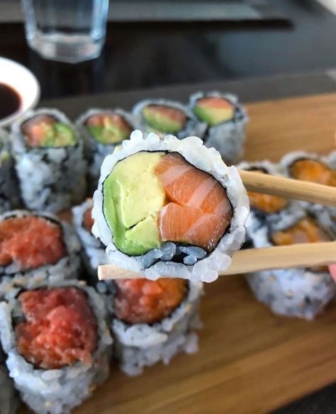 Salmon Avocado Sushi, Sushi Pictures, Avocado Sushi, Avocado Food, Salmon Roll, My Favorite Food, Salmon Avocado, Yummy Comfort Food, Think Food