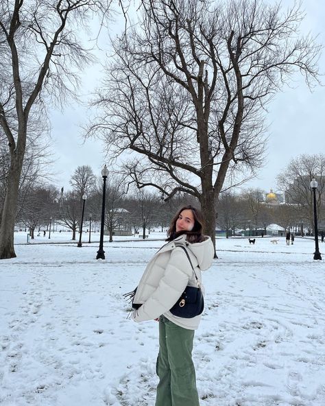 Winter Dc Outfit, Winter Outfits Boston, Toronto Canada Winter Outfits, Winter Semester Aesthetic, Washington Dc Winter Outfits, Nyc Picture Ideas Winter, Toronto Outfits Winter, Boston Outfits Winter, Boston Girl Aesthetic