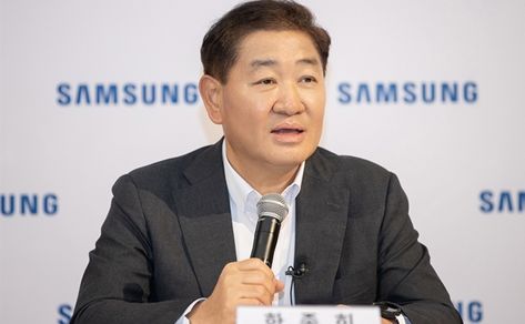 LAS VEGAS - Han Jong-hee, vice chairman of Samsung Electronics, announced the company's vision for home appliances and its mobile business during the Consumer Electronics Show (CES), Friday, saying the company “will take the lead in popularizing the hyper-connected era with evolved SmartThings.” SmartThings is Samsung's internet of things (IoT) platform. Han elaborated the company will provide a new and expanded SmartThings experience on its devices so that users can enjoy a hyper-connected ecos Samsung Company, Samsung Family Hub Refrigerator, Glass Front Refrigerator Samsung Us, Tv Controller, Smart Fridge Samsung Us, Samsung Memes, Ea Sports Fifa, Business Portfolio, Lg Electronics