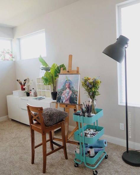 Bedroom Painting Studio, Artist Corner Bedroom, Oil Painting Studio Setup, Art Room Small Spaces, Artist Painting Studio, Art Corner In Room, Painting Studio At Home, Painting Corner Ideas, Oil Paint Organization