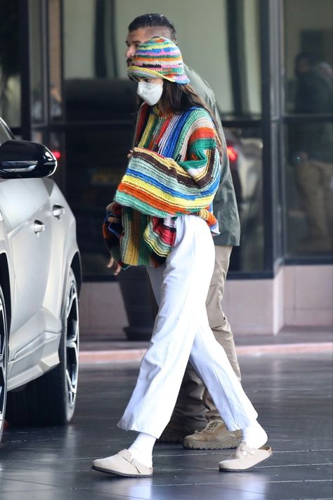 Crochet Vest Street Style, Crochet Street Style, Vest Street Style, Fashion Trending Moodboard, Kendall Jenner Street Style, Kendall Style, Crochet Coat, Vintage Fits, Sweater Crochet Pattern