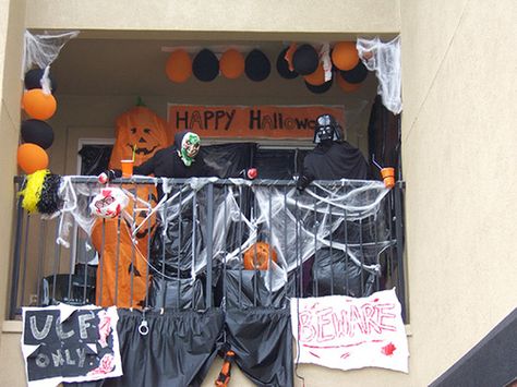 balcony decorated for Halloween by KatieBrooks86, via Flickr Halloween Patio Decor, Halloween America, Halloween Patio, Halloween Decorations Apartment, American Holiday, Halloween Garden, Halloween Tattoo, Apartment Balcony Decorating, Adornos Halloween