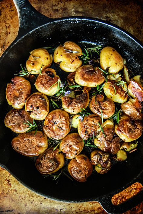 Pan Fried Crispy Smashed Rosemary Bacon Garlic Potatoes - Heather Christo Paleo Veggies, Smashed Potatoes Recipe, Potluck Side Dishes, Cookout Side Dishes, Crispy Smashed Potatoes, Christmas Side, Mini Potatoes, Cozy Weekend, Garlic Potatoes