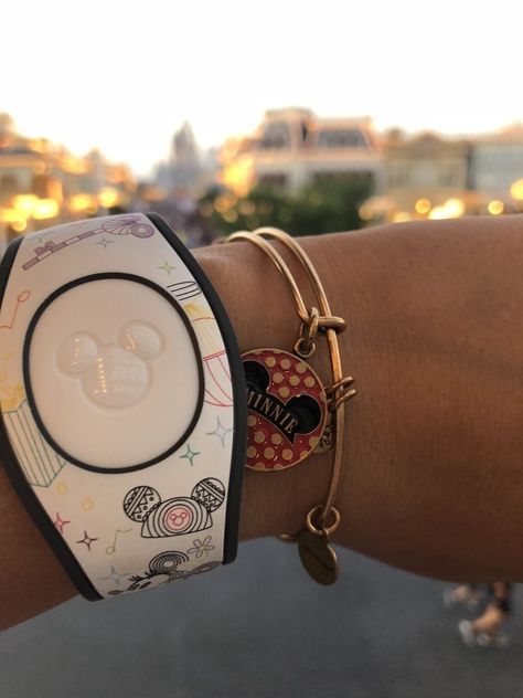 Disney Magic Bands 2023, Disney World Magic Bands, Magic Bands Disney, Magicband Disney, Magic Kingdom Aesthetic, Disney Magicband, Disney Bands, Disney Trip Outfits, Disney Parque