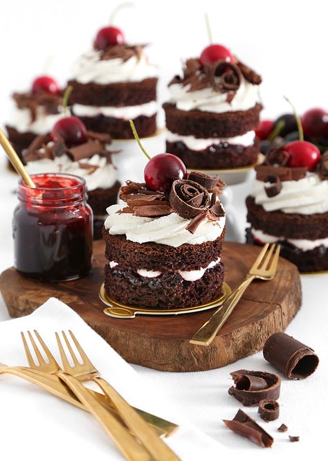 Individual Black Forest Cake, Black Forest Cake Mini, Mini Chocolate Cakes Ideas, Black Forest Mini Cakes, Mini Black Forest Cake Recipe, Mini Apple Strudel Recipe, Mini Black Forest Cake, Cherry Cakes, Dessert For A Crowd