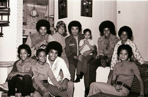 Jermaine Jackson, Photos Of Michael Jackson, Jam Session, Open Mic, Michael Jackson Smile, Joseph Jackson, Michael Jackson Pics, Celebrity Families, Jackson 5