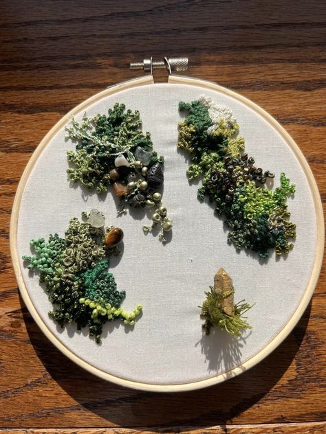 Moss Textile Art, Moss Embroidery Stitches, Moss Embroidery Clothes, Moss Embroidery Tutorial, Lichen Embroidery, Embroidered Moss, Embroidered Plants, Moss Embroidery, Nature Embroidery